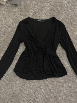 bik bok blus knyt xs - svart blus med volang och knyt detalj där framme, från bik bok i stl xs jätte fint skick💕