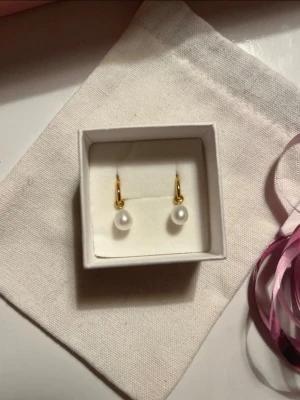 Syster P örhängen  - Helt nya pärlörhängen! Aldrig använda, kvittot finns kvar 💗