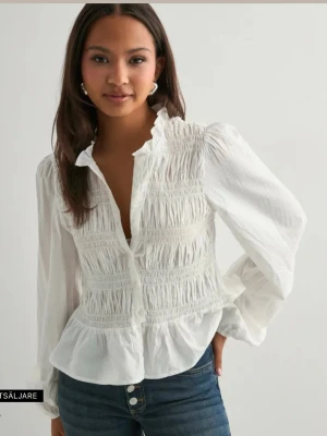 Blus - Säljer en jättefin blus från Nelly aldrig använd med prislappen kvar💕storlek 34