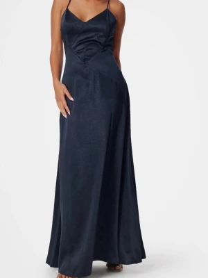 Marinblå Balklänning  - säljer nu en marinblå balklänning ifrån bubbleroom då den tyvärr aldrig kom till användning då den ej passade💕köpt för 1199kr, helt slutsålt i deras sortiment då jag köpte den förra året💛strl 34 men sitter som en S/M. helt oanvänd med lappar kvar! skriv för frågor/bilder🩵