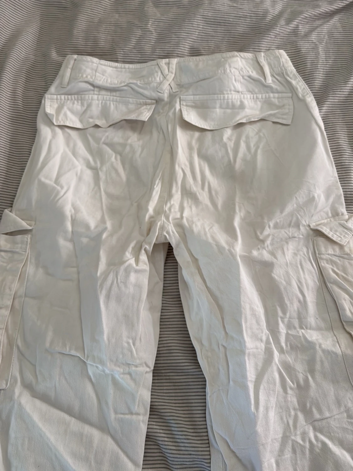 Vita cargopants med stora fickor - 1