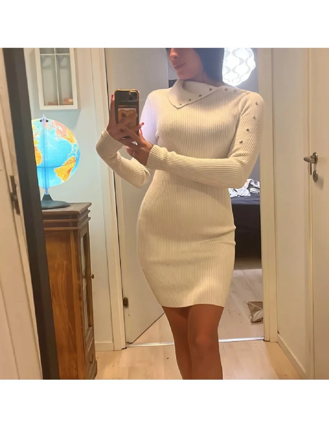 Vit ribbad stickad kortklänning