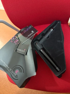 Cera WandBar locktång 19-32mm - Säljer en Cera WandBar locktång med keramisk beläggning och ergonomiskt handtag. Storleken på tången är 19-32 mm vilket gör den perfekt för att skapa mjuka lockar eller vågor. Kommer i originalförpackning med manual.