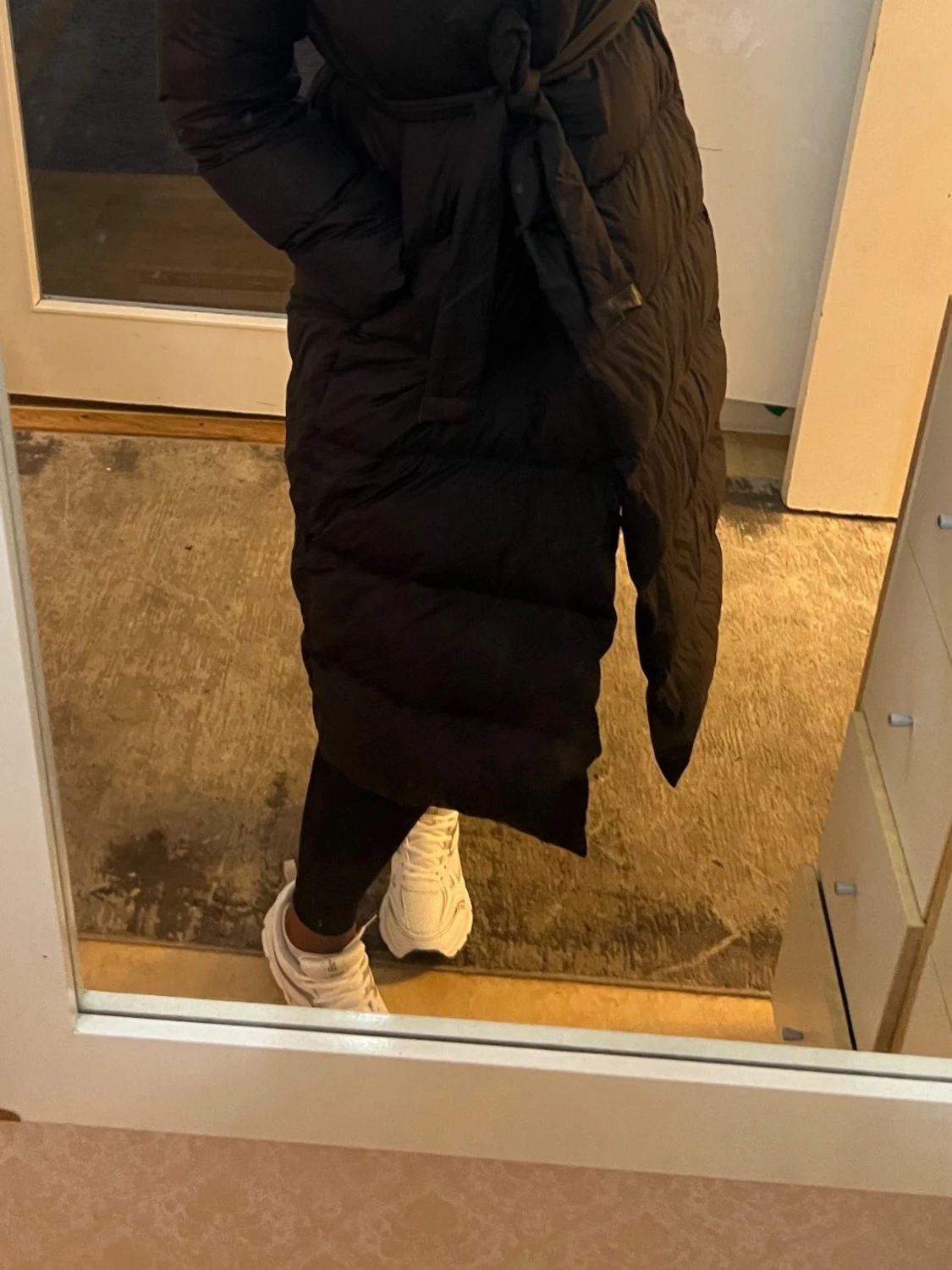 Svart lång dunjacka med fuskpäls - 2