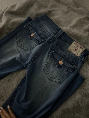 True religion bootcut jeans - Bra skick, dock en reva på högra låret (se sista bilden). Står storlek 24 i💕, lagom långa för mig som är 168. Köpt för ca 1300
