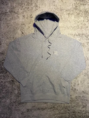 Grå CD hoodie - Snygg och stilren grå hoodie med luva och broderad logga. Den är strl M men passar snarare som en S, hör gärna av er vid minsta fundering så löser vi nåt! 👍