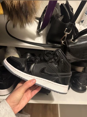 Svarta Air Jordan 1 Mid SE - Använda ett fåtal gånger, säljer då det inte är min stil längre. Dem är köpta för 1249
