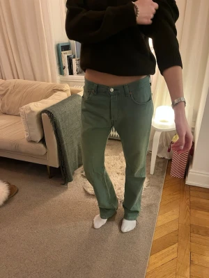 Gröna raka jeans från Levi's - Snygga gröna jeans från Levi's med klassisk femficksmodell och raka ben. Jeansen har normalhög midja och är tillverkade i ett mjukt bomullsmaterial med lite stretch. Perfekta för dig som vill ha en avslappnad men trendig look.