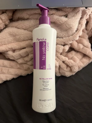 Fanola No Yellow Mask 350 ml - No Yellow Mask från Fanola är en vegansk hårinpackning som neutraliserar gula toner i blont, grått eller blekt hår. Kommer i en vit plastflaska med lila pump och detaljer. Perfekt för dig som vill ha kallare nyanser i håret.