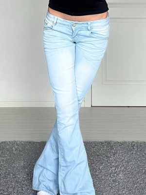 Jeans - Midjemått: 34cm rakt över, innerbenslängd: 78cm 💗
