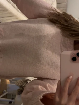 Ljusrosa stickad tröja - Mysig ljusrosa stickad tröja från gina tricot med rund halsringning och ribbade muddar vid ärmslut och nederkant. Tröjan har en avslappnad passform. 