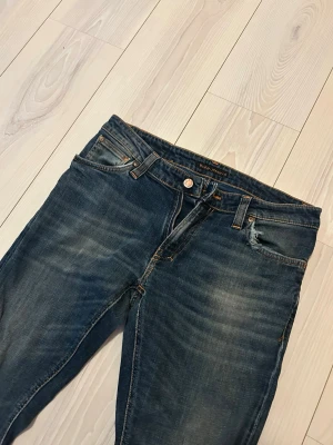 Blå jeans från Nudie Jeans  - Säljer ett par lite schysstare par Nudie Jeans i storlek w30. De är i modell slim och är i mycket bra skick, inga defekter och jäkligt snygga. Om funderingar, skriv gärna! 