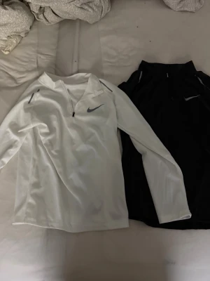 Nike träningströja vit tröja & svart - Man får med båda tröjorna 