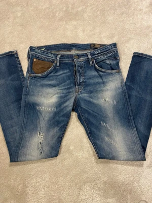 Jack n Jones Glenn slim fit jeans  - Feta Jack n Jones jeans med skön tvätt och feta slitningar. Storleken är 32/32 och modellen är Glenn slimfit. Jeansen är i bra skicka förutom defekten på bild 5. Priset är ej hugget i sten. Skriv för frågor! 