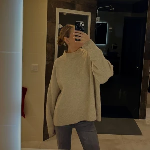 Stickad Tröja - Stickad tröja ifrån Hm💕 Jätteskön, mysig och varm💕 Sticks inte💕 