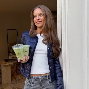 (helt ny) Mörkblå pufferjacka från Gina Tricot  - Snygg mörkblå pufferjacka från Gina Tricot med rund hals, två stora fickor framtill och tryckknappar. Tillverkad av 50% återvunnen polyester.  Älskar verkligen jackan men tyvärr var den för liten! Perfekta jackan nu till hösten!  Lappar och allt sitter kvar och den ligger i påsen den kom i. Nypris: 429