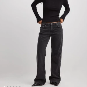 Svarta wide jeans med låg midja - Snygga lågmidjade raka jeans från nakd. Nypris är 699 kr säljer för 400. Storlek 36. Använda en gång 