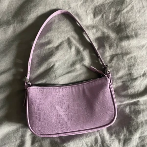 Ljuslila axelväska  - Snygg ljuslila axelväska🩶 
