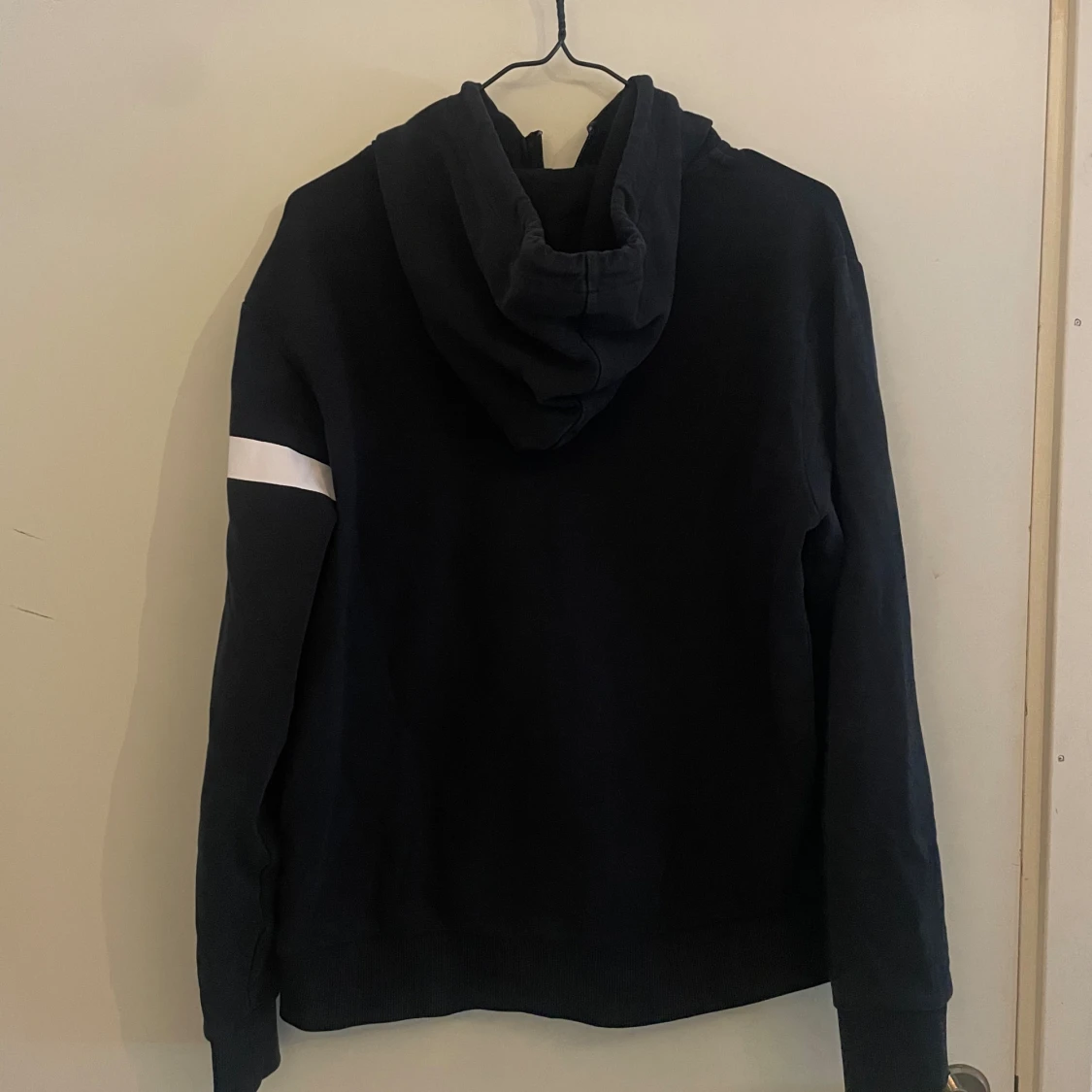 Svart hoodie från BOSS med vit detalj - 1