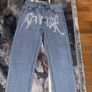  Revenge Ljusblåa jeans  - Haft haft dom här jeansen i typ 2 år nu. Men ja använder it som längre så jag tänkte sälja dom. Om någon är intresserad de bara o fråga