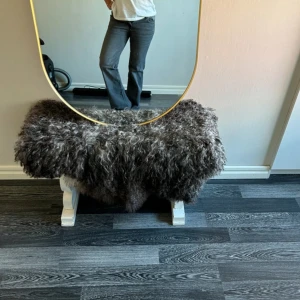 Grå bootcut jeans - Snygga grå jeans med klassisk femficksdesign. Jeansen har en rak midja och är tillverkade i ett mjukt denimtyg som ger en avslappnad vibe. Använda endast 1 gång 