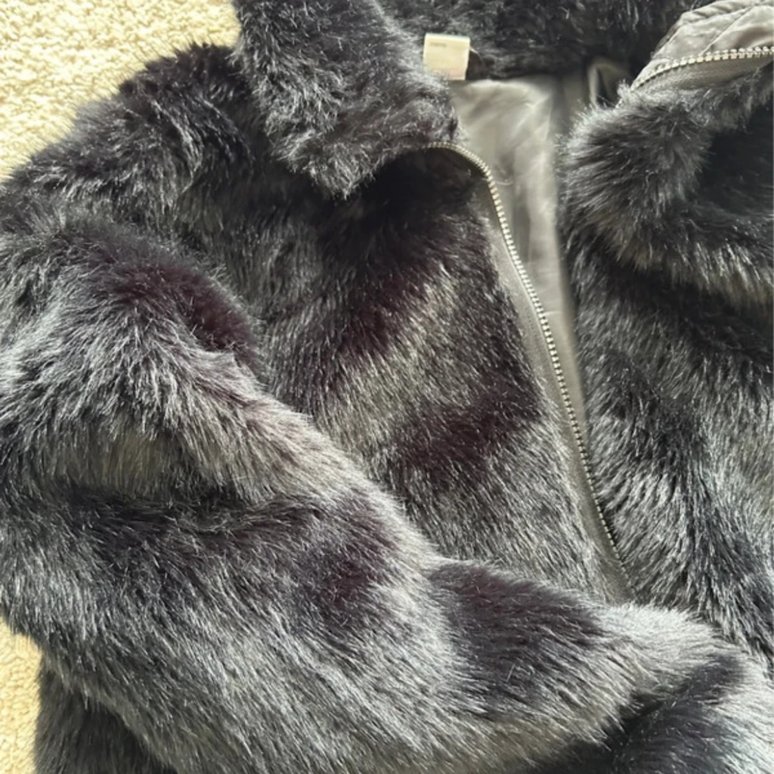 Svart pälsjacka med dragkedja - 1