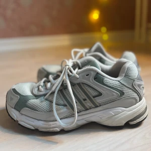 Adidas sneakers  - Adidas Response CL shoes strl 40 2/3, snygga, bekväma sneakers som passar till allt. Använda en del men fortfarande i bra skick. Häl och sula är slitna. 