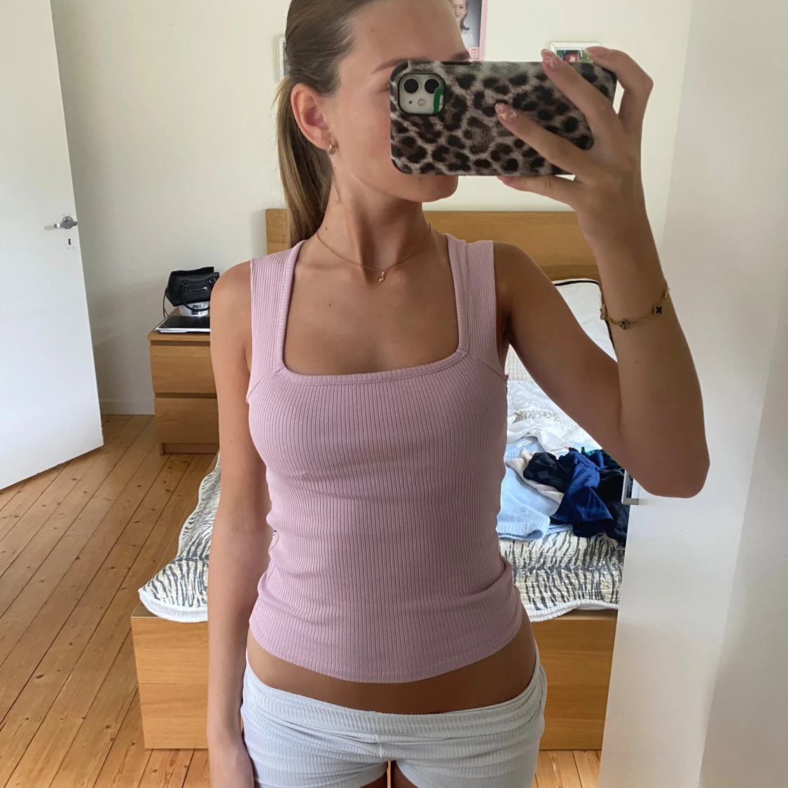 Ljusrosa ribbad linnetopp med fyrkantig hals - 1