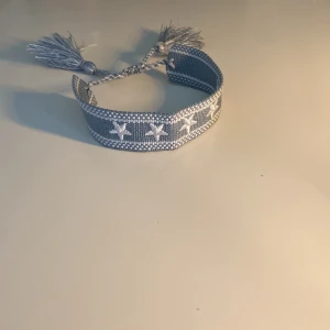 Grå armband med vita stjärnor, hemma gjort!!! - Snyggt lite blåare armband som jag har gjort själv hemma!! Med lite hjälp av min mamma… Säljer 1 för 100kr och 2 för 150kr!! Skriv till mig för fler frågor!🙂