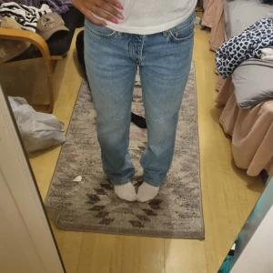 Ljusblå raka jeans - Lager 157 jeans i ljusblå tvätt med rak passform och normal midja. Jeansen har fem fickor, knappgylf och är tillverkade i robust denim. Perfekta för en avslappnad och tidlös look. Passar mig som är runt 163.