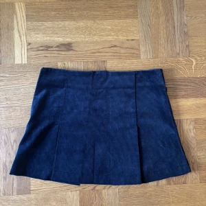 Mörkblå manchesterkjol från Zara - Supersnygg mörkblå kortkjol från Zara i mjuk manchester. Perfekt att styla med chunky boots eller en stickad tröja.💙💙 aldrig använd 