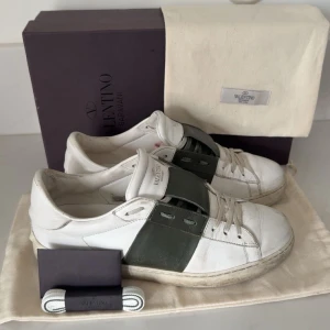 Valentino Garavani Open sneakers vit/grön - Snygga Valentino Garavani Open sneakers i färgen kaki. Allt og följer med det vill säga 2 dust bags, og kartong samt nya snören. Storlek 42. 