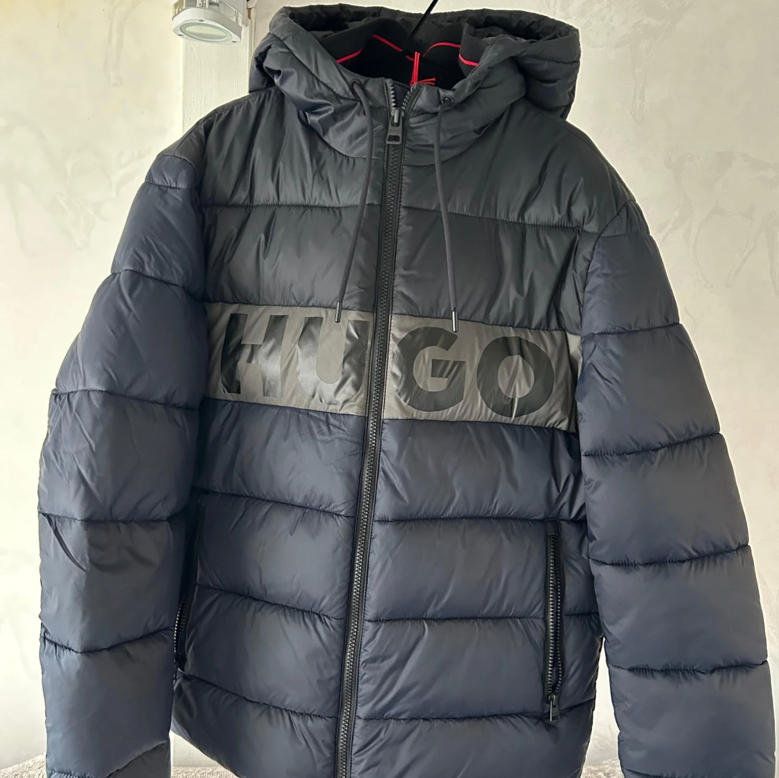Svart pufferjacka från Hugo 