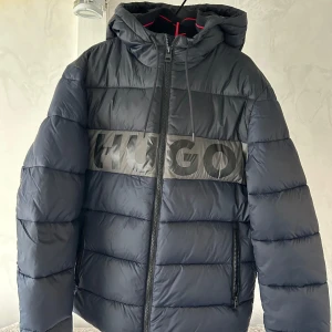 Svart pufferjacka från Hugo  - Helt Ny jacka från Hugo. Aldrig använd                    Nypris 299 Euro / Ca: 3300kr 