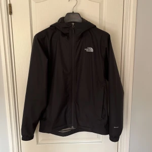 Svart vindjacka från The North Face - Svart vindjacka från The North Face i storlek M.
