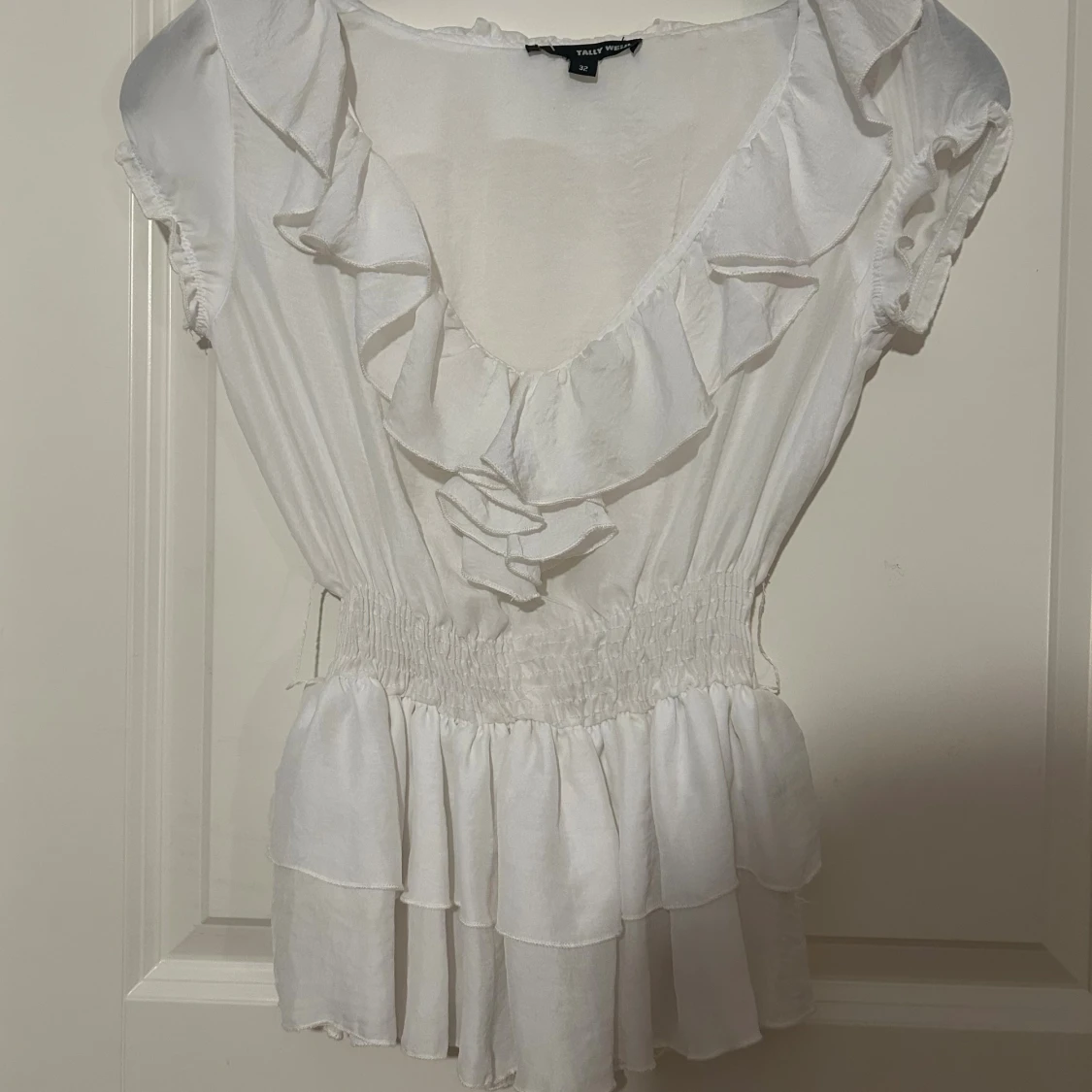 vit blus med volanger  - 2