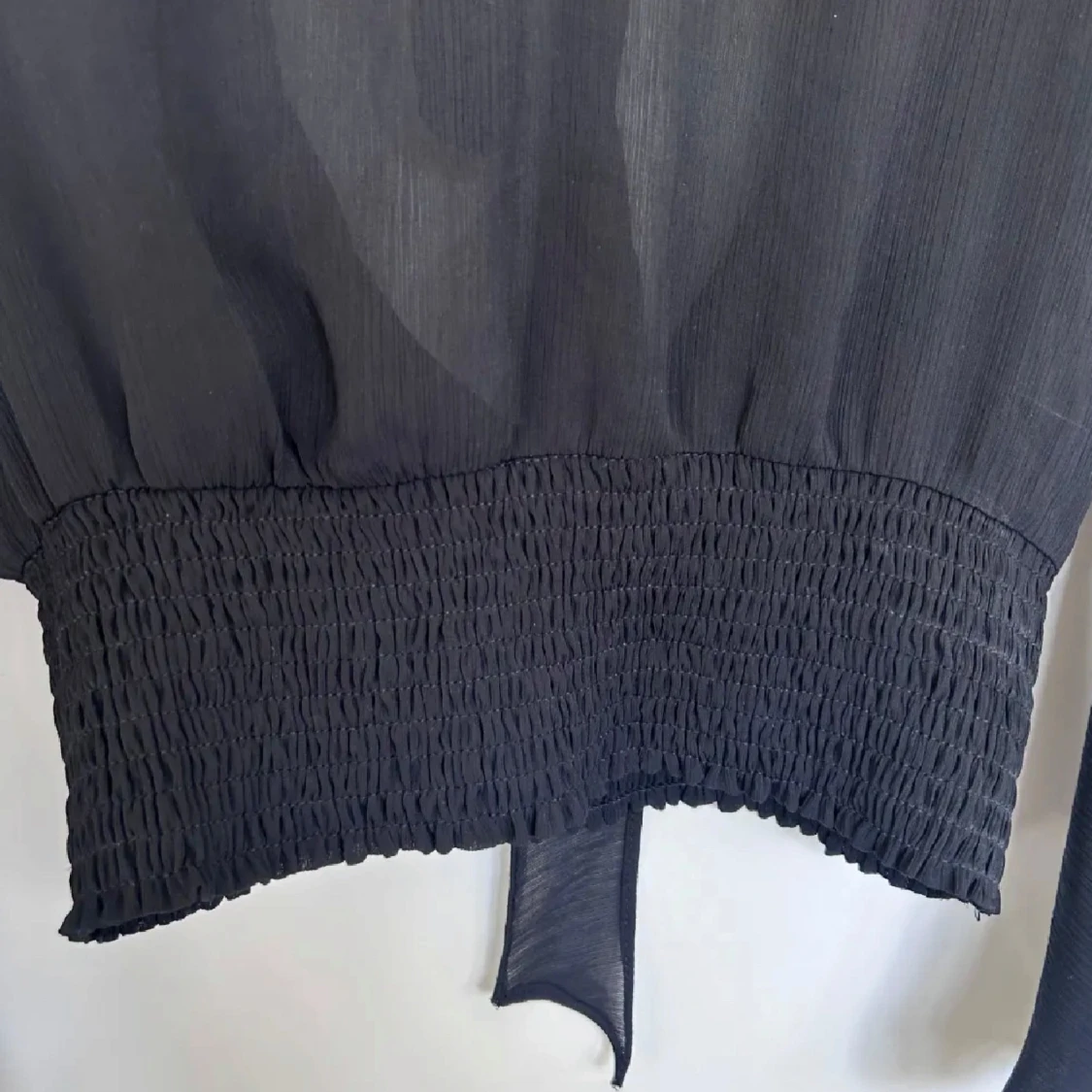 Svart blus med knyt och vida ärmar - 3