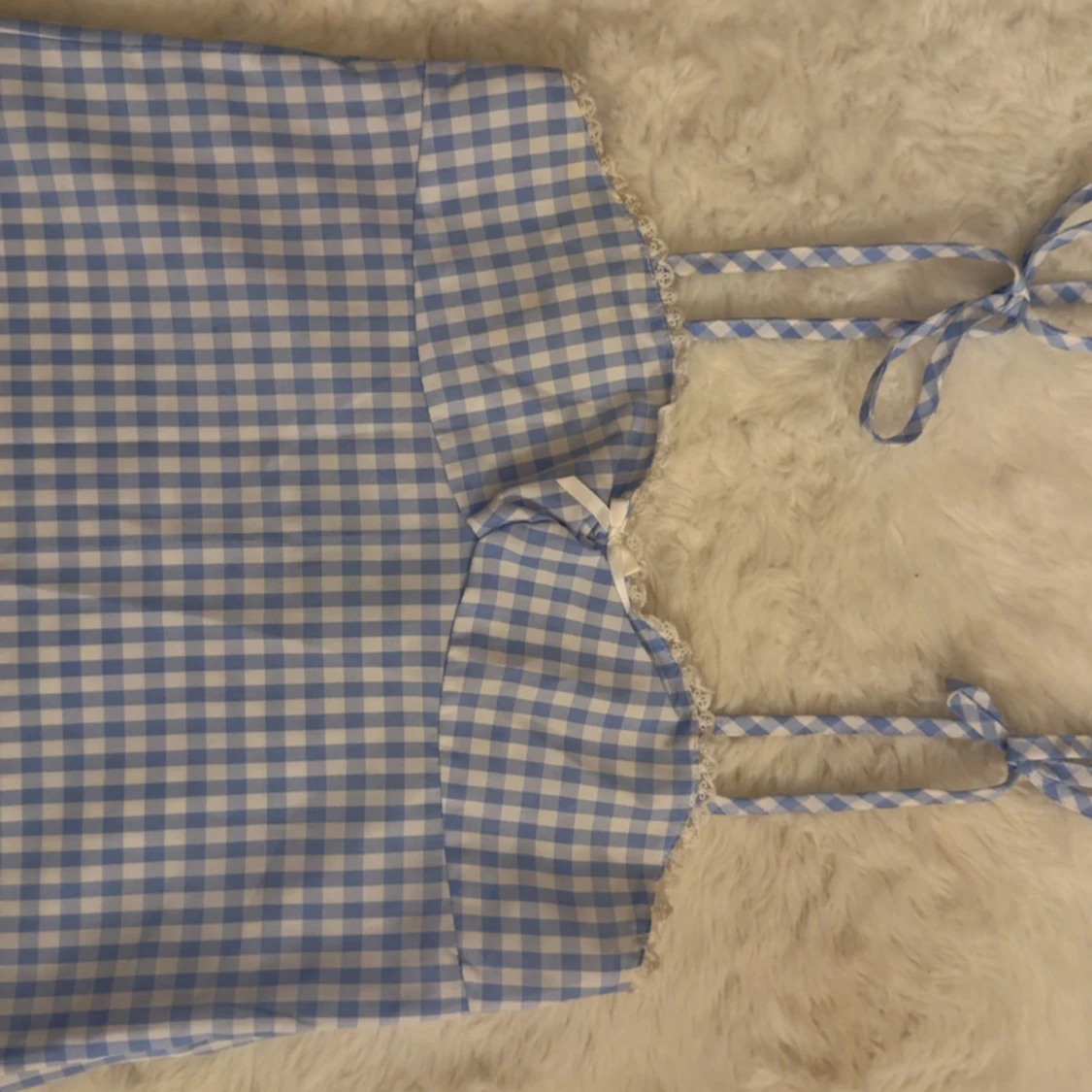 Blåvit rutig linnetopp med rosett - 2