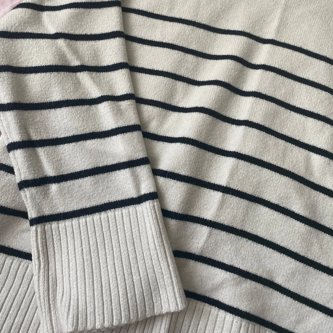 Vit stickad randig tröja med slits - 2