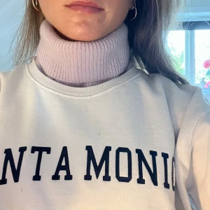 Buffliknande kashmir från COS - Jättesöt buffliknande halsduk i kashmir från COS! Jättebra skick förutom en liten liten fläck som jag försökt fånga på kamera i sista bilden.