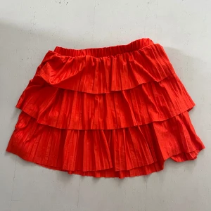 Röd/orange volangkjol från Zara - Superfin röd/orange kjol från Zara. Storlek S men passar även som XS. Knappt använd, skick: 10/10. Nypris: 300kr. 