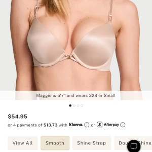 Bombshell Add-2-Cups Smooth Push-Up Bra - Victoria Secret - Bombshell Add-2-Cups Smooth Push-Up Bra. Supersnygg beige push-up bh med maxad lyft och memory foam-kupor som formar sig efter kroppen. Helt ny i färgen Macaron. Sitter jätte fint på mig som vanligtvis har 36C. Storleksguide finns på deras hemsida! Köpte för runt 700kr (med frakt) säljer för 420kr