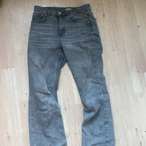 Grå bootcut jeans - Grå jeans med bootcut passform och klassisk femficksdesign. Tillverkade i denim med en något tvättad look. Perfekta för dig som gillar en lite ruffare stil. Defekter bild 3.
