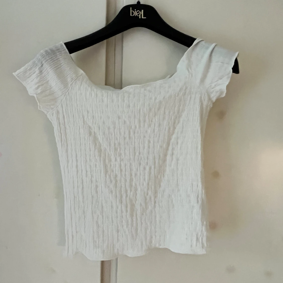 Vit offshoulder topp