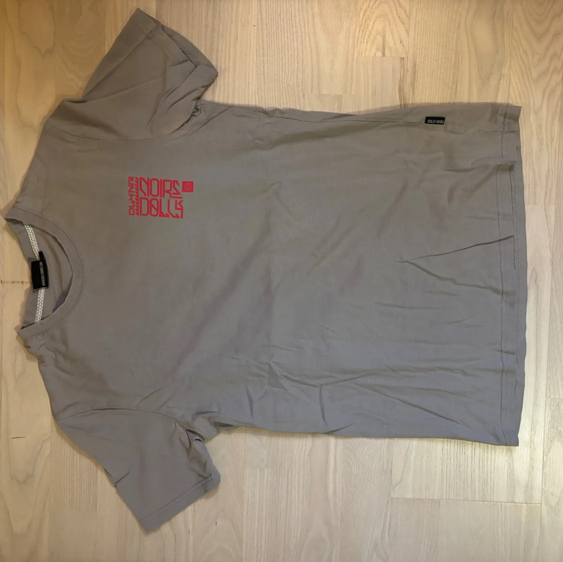 Grå t-shirt med japanskt tryck