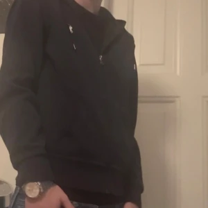 Mörkblå Ralph Lauren hoodie. - En assnygg mörkblå Ralph Lauren hoodie i perfekt skick. Använd 1-2 gånger och är i Storlek S. Den är lite stor i storlek och passar även M.