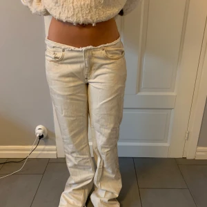 Lågmidjade  jeans från Weekday - Coola low waist jeans från weekday i modellen ”next beaded jeans”. Limited edition!! Storlek 28x32