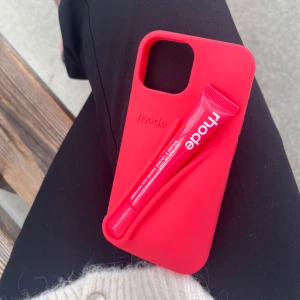 Rhode skal - Mobilskal som passar 13/14/15. Du får med liptint som e oanvänt. Kartong till både skal o liptint medföljer!!