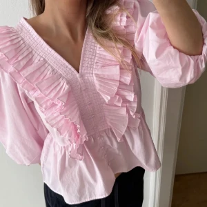 Ljusrosa Yas blus  - Supersöt ljusrosa blus i nyskick😍😍 Köpt för 800!! Kom med bud! 🤩