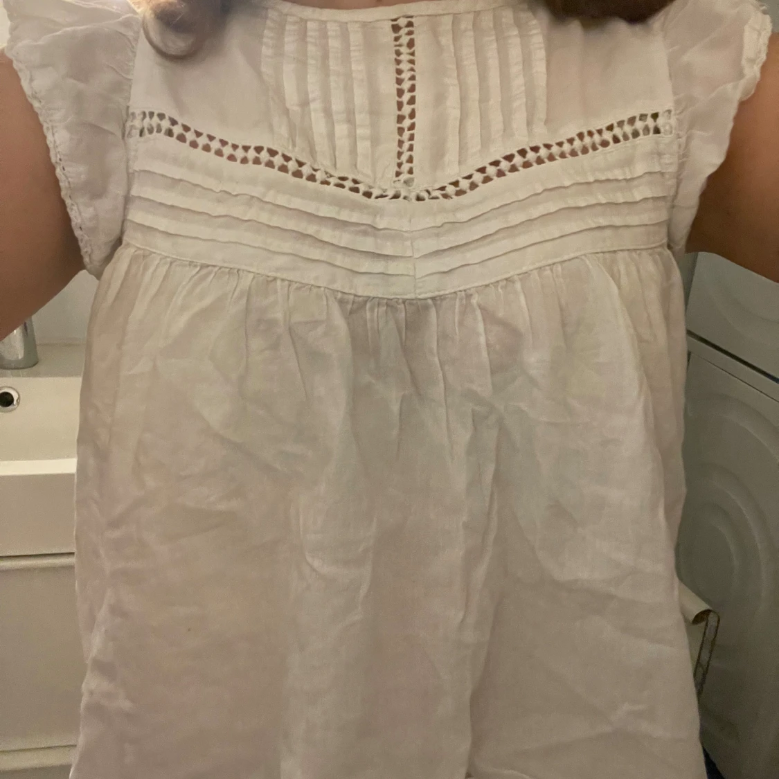 Vit blus med spetsdetaljer - 2